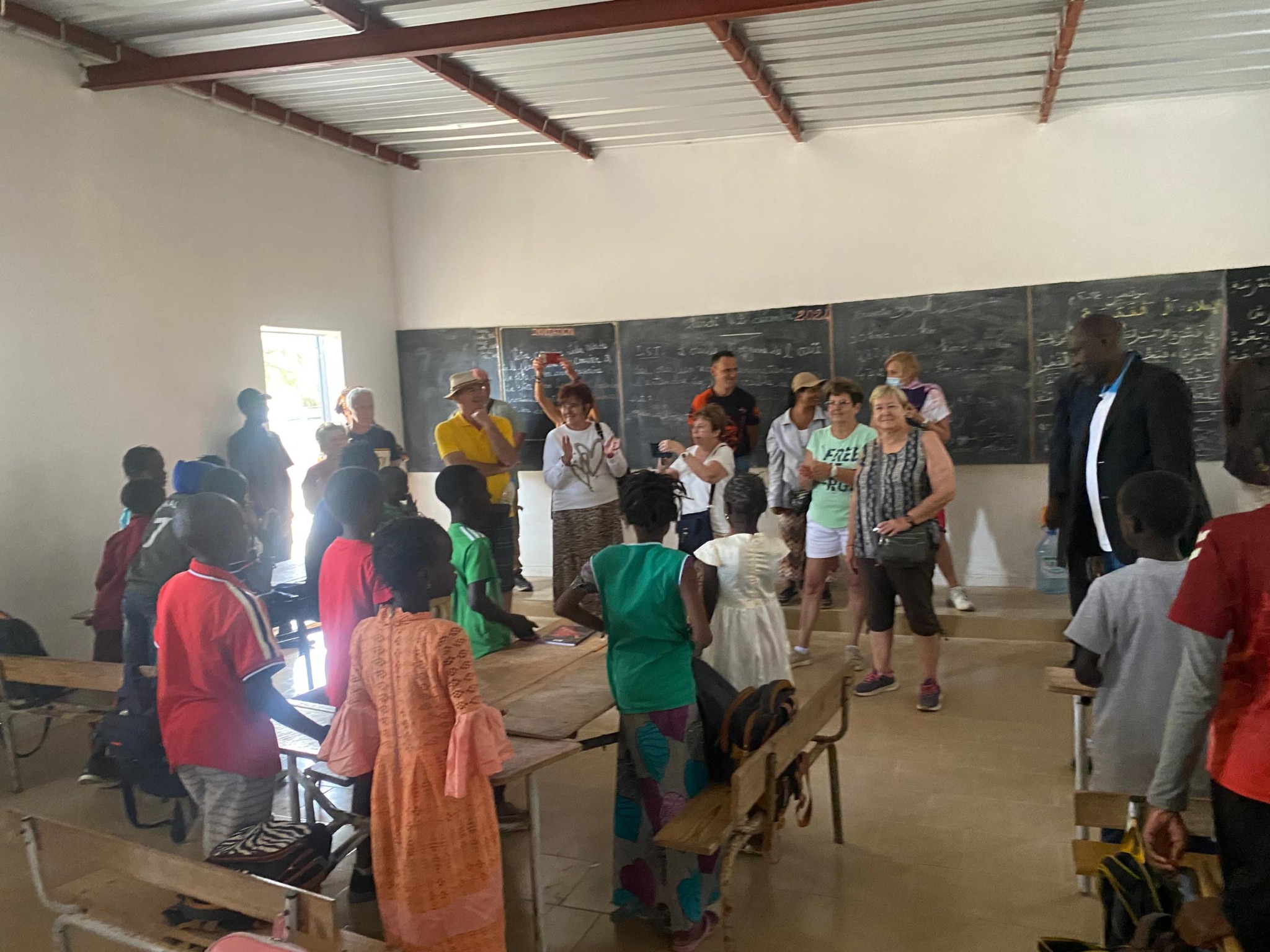 Échanges entre visiteurs et élèves dans une salle de classe