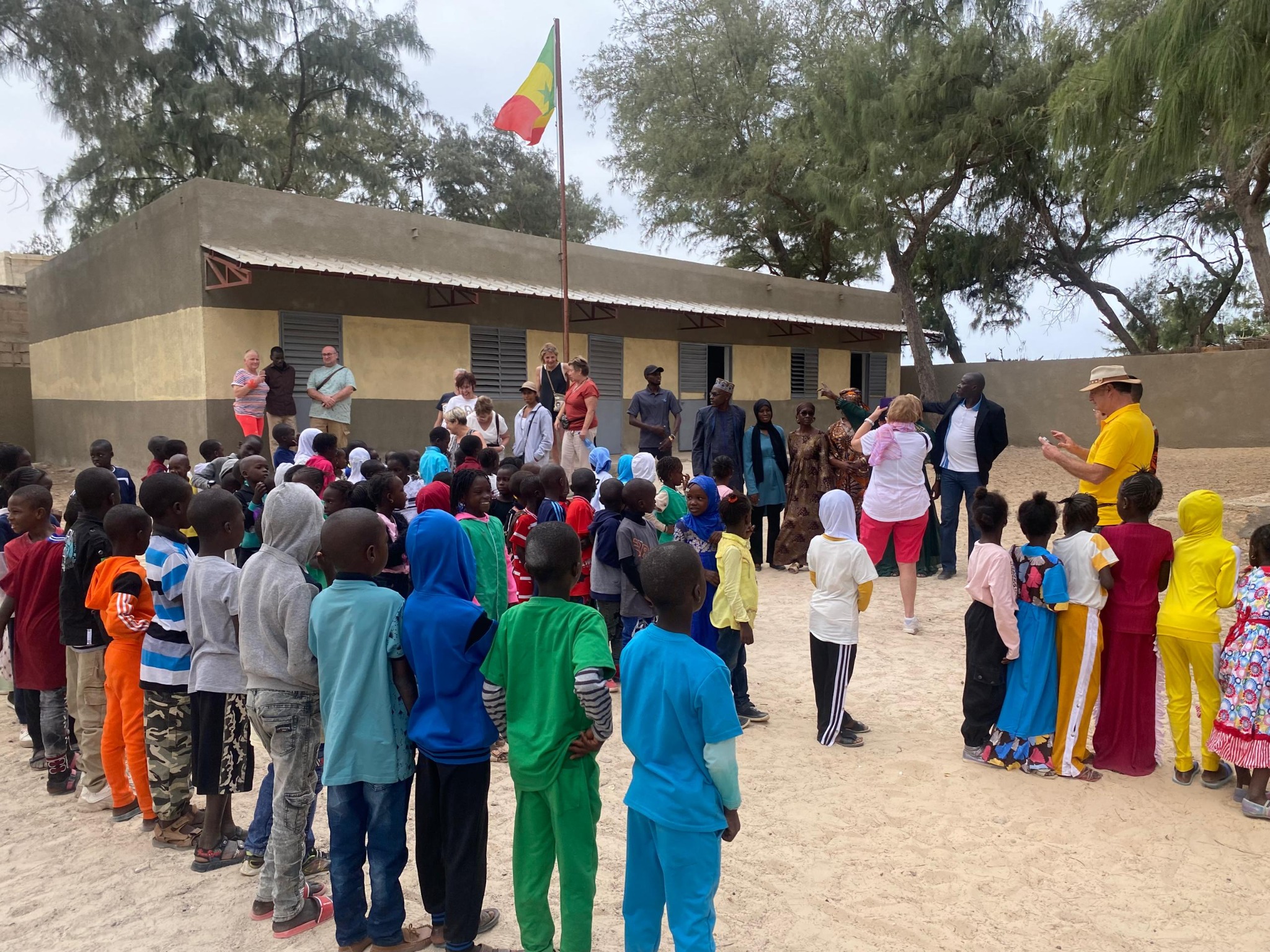 Voyageurs et élèves réunis dans la cour de l’école au Sénégal